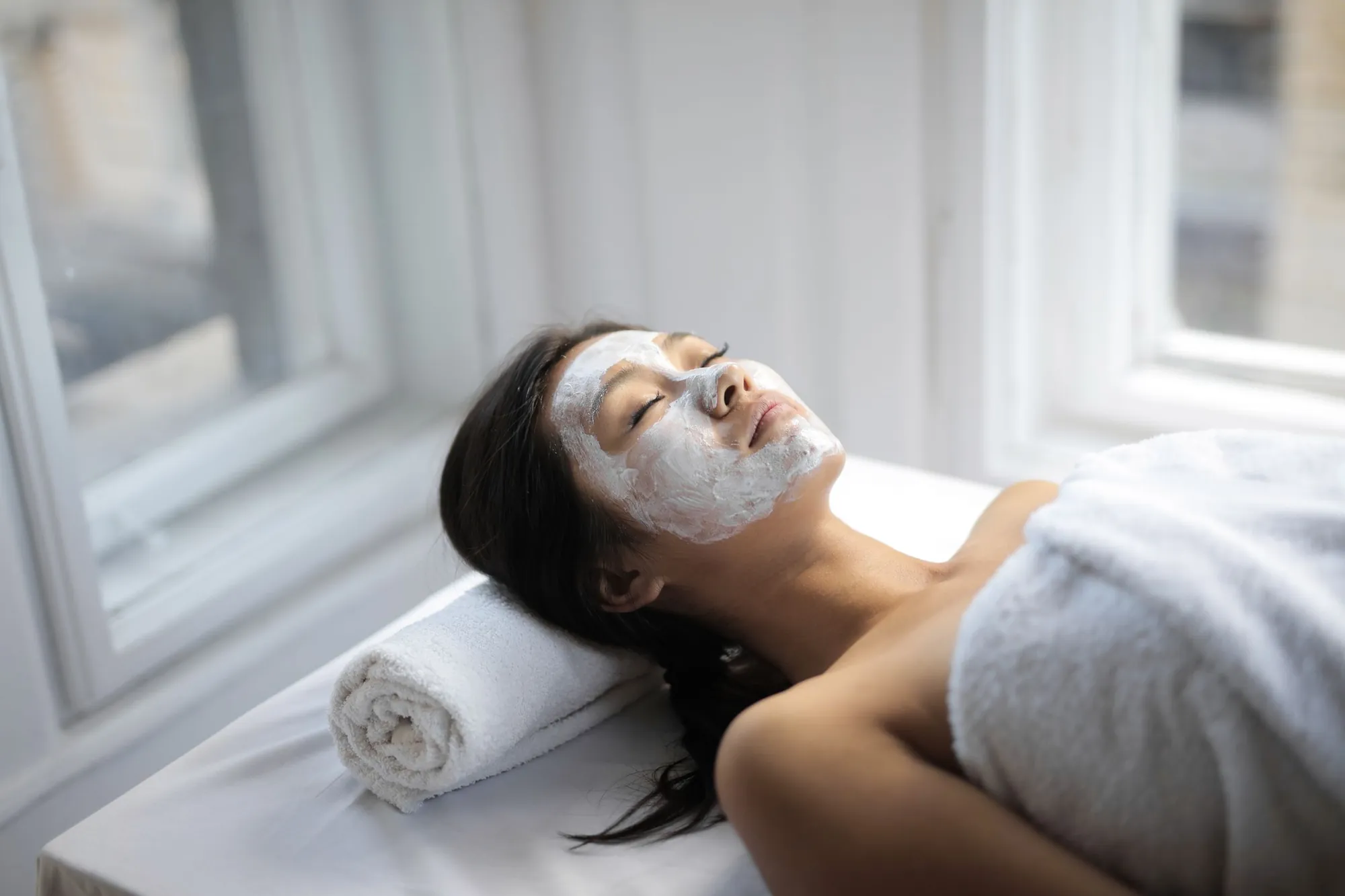Clienta relajada durante un tratamiento facial
